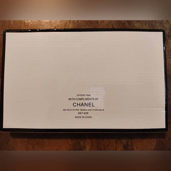 CHANEL Sleek Black Hand Mirror - Picture 6 of 6